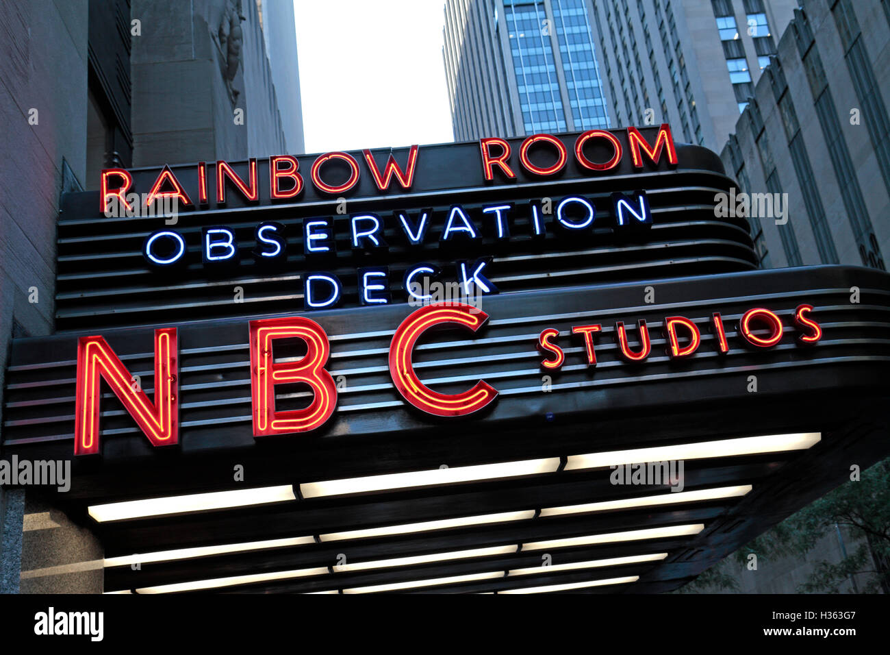 Neon-Leuchten für den Rainbow Room Restaurant, Aussichtsplattform & NBC Studios, Rockefeller Center, Manhattan, New York. Stockfoto