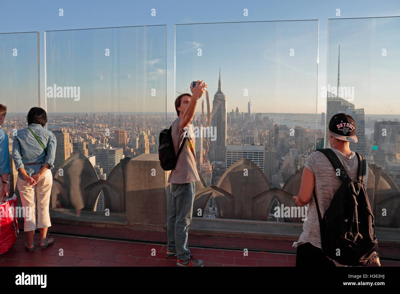 Ein Mann, ein Selbstporträt mit dem Empire State Building hinter von "Top of the Rock", Manhattan, New York City, Vereinigte Staaten. Stockfoto