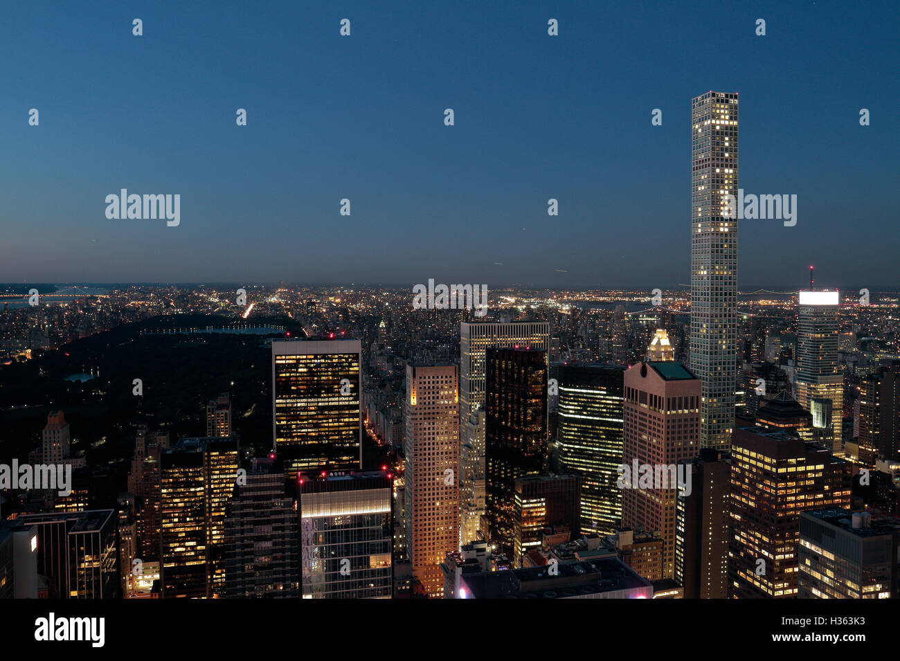 Am frühen Abend aus der Vogelperspektive in Richtung Central Park in Manhattan, New York City, New York, Vereinigte Staaten (August 2016). Stockfoto