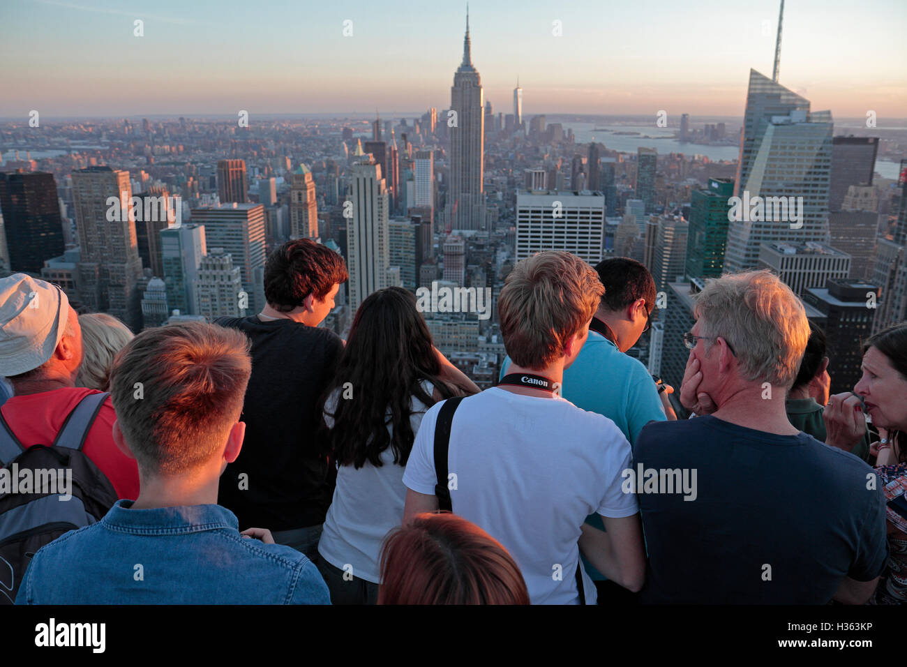 Touristen auf "Top of the Rock" mit Blick auf das Empire State Building in Manhattan, New York City, New York, Vereinigte Staaten. Stockfoto