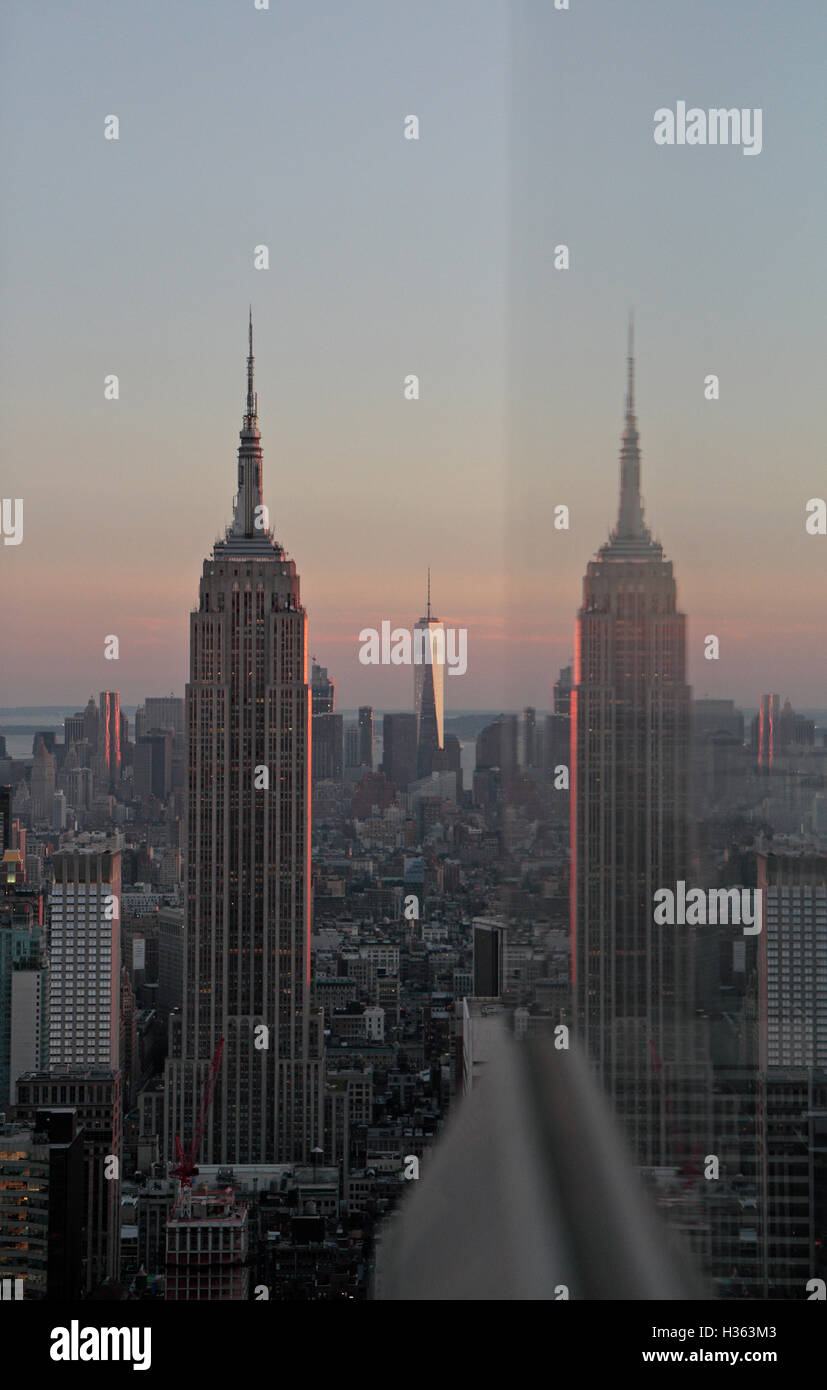 Das Empire State Building und ihre Reflexion in eine Glasscheibe, Manhattan, New York City, New York, Vereinigte Staaten von Amerika. Stockfoto