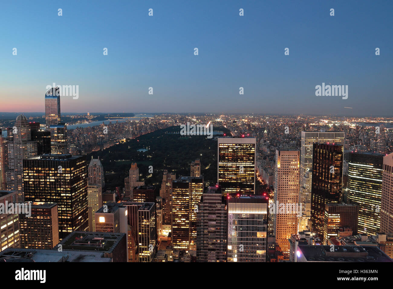Am frühen Abend aus der Vogelperspektive in Richtung Central Park in Manhattan, New York City, New York, Vereinigte Staaten (August 2016). Stockfoto