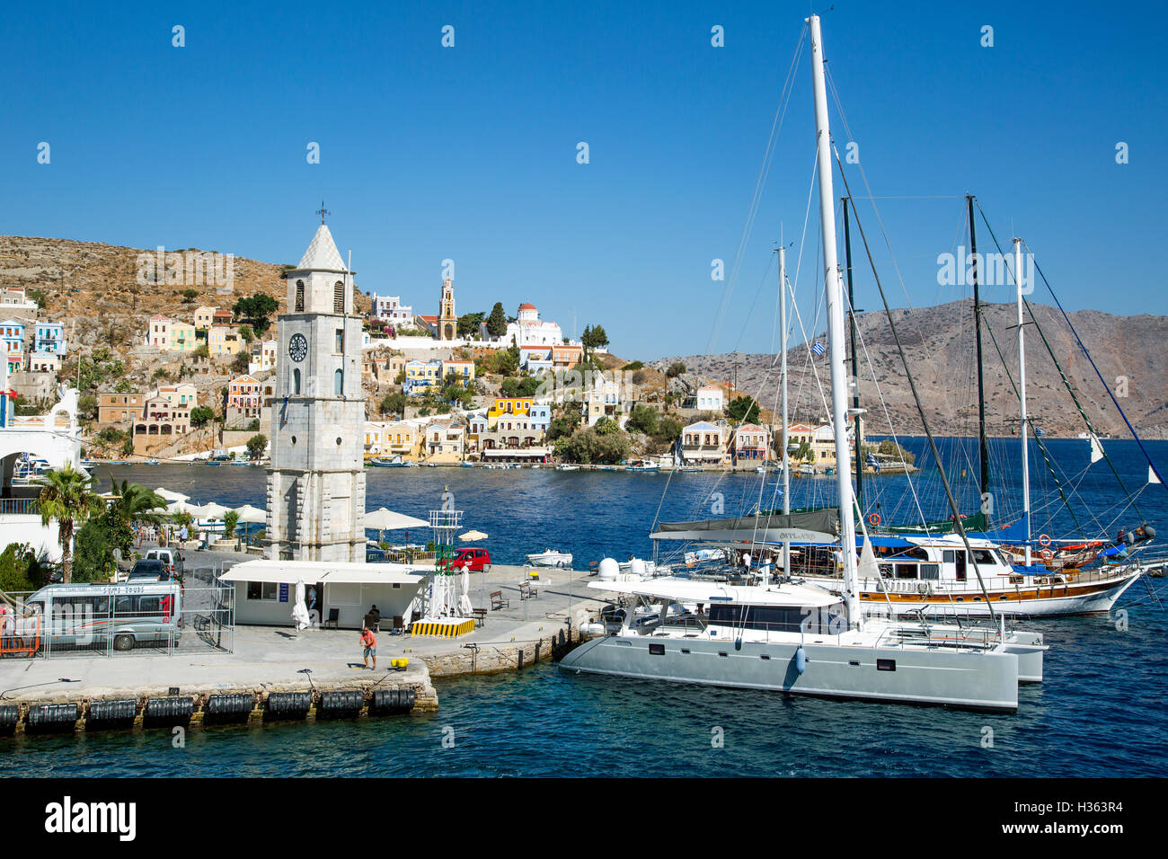 Symi-Hafen und Stadt griechische Inseln Griechenland Stockfoto