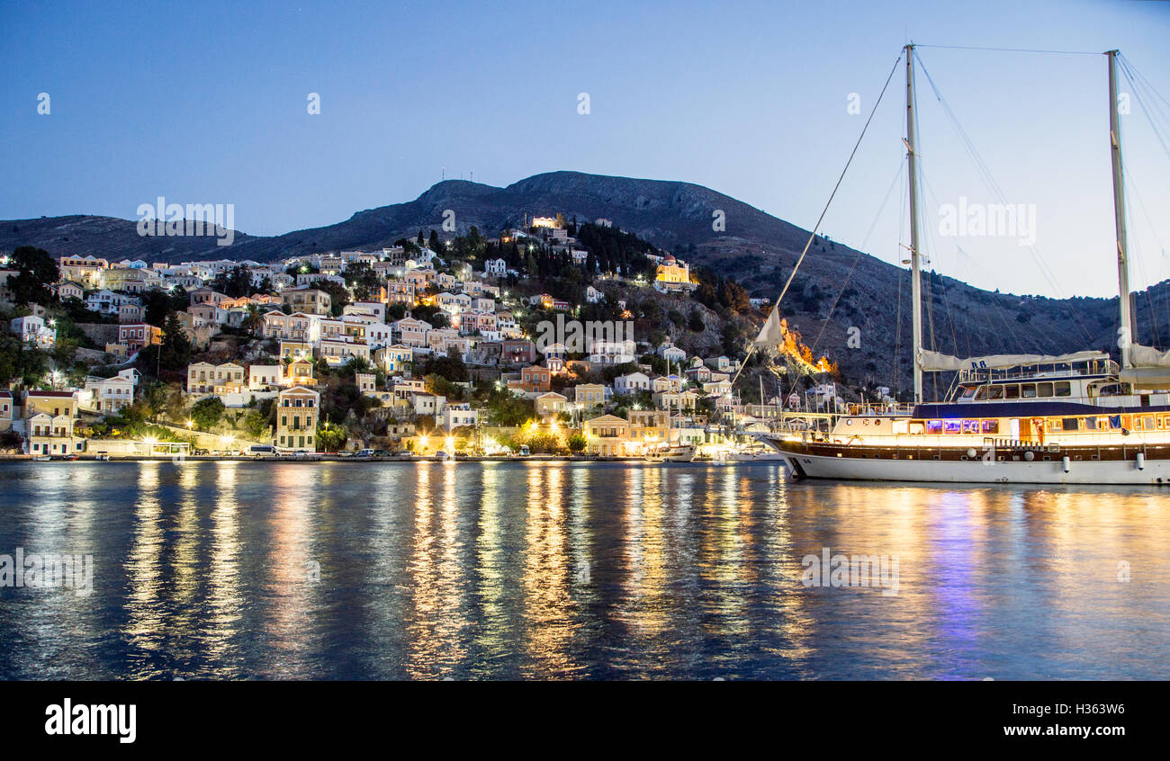 Symi-Stadt und den Hafen bei Nacht Griechenland Stockfoto