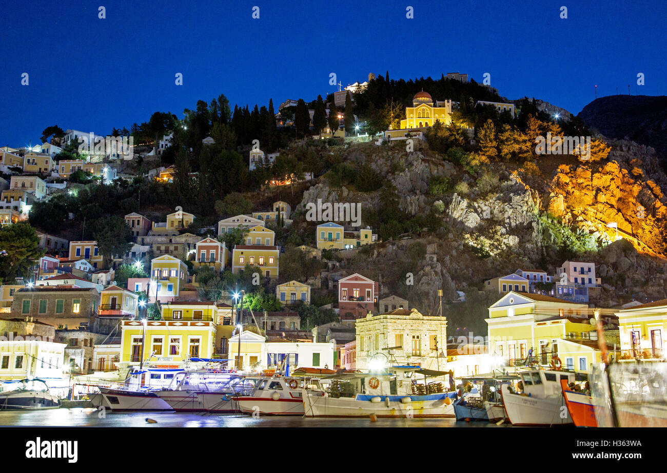 Symi-Stadt und den Hafen bei Nacht Griechenland Stockfoto