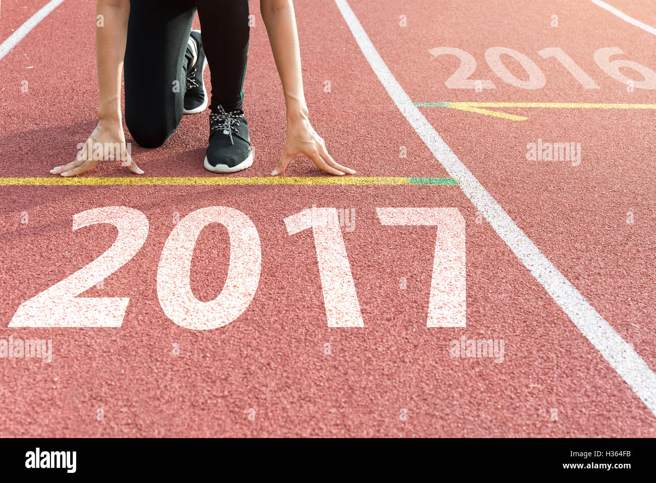 Athleten am Start wartet auf den Start in Laufschiene mit Text 2017 Jahr Start ins neue Jahr 2017 Stockfoto
