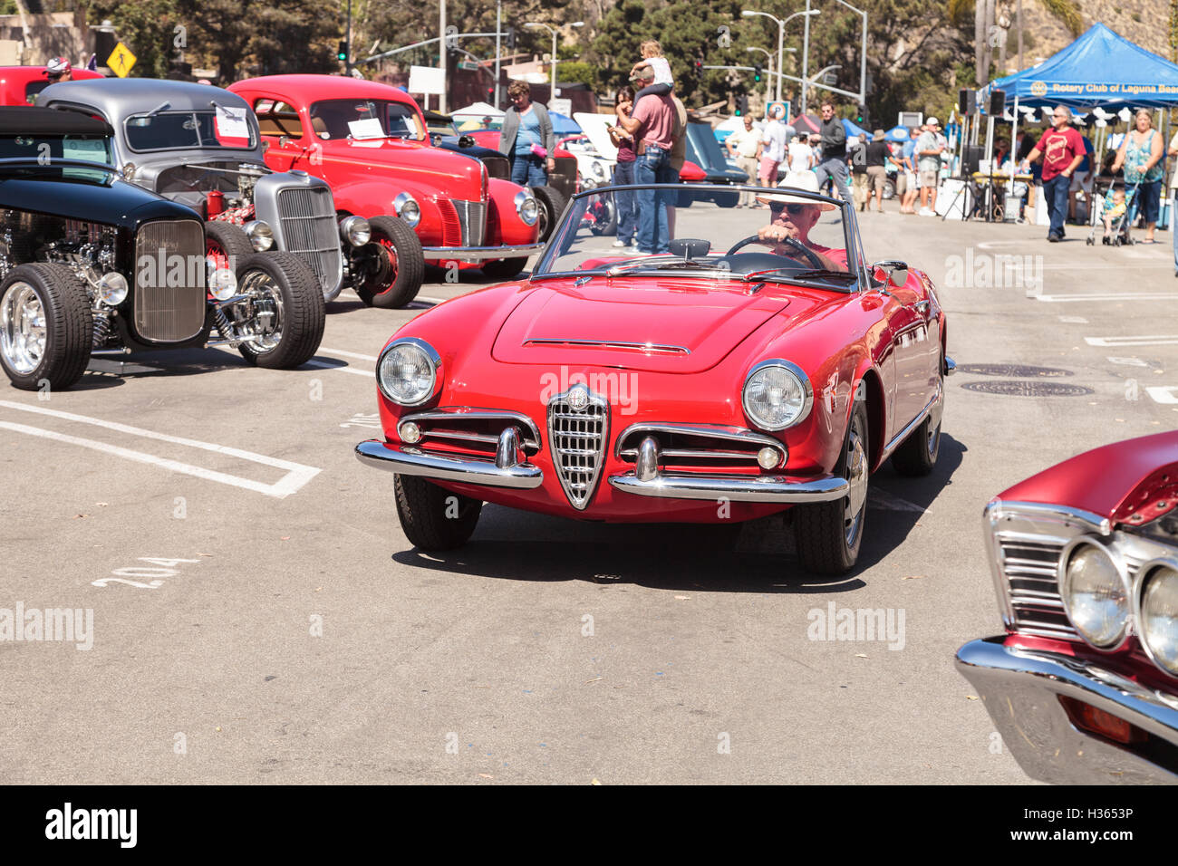 Laguna Beach, CA, USA - 2. Oktober 2016: Mann fährt einen roten Alfa Romeo Milano-Oldtimer aus der Rotary Club Laguna Beach 2 Stockfoto
