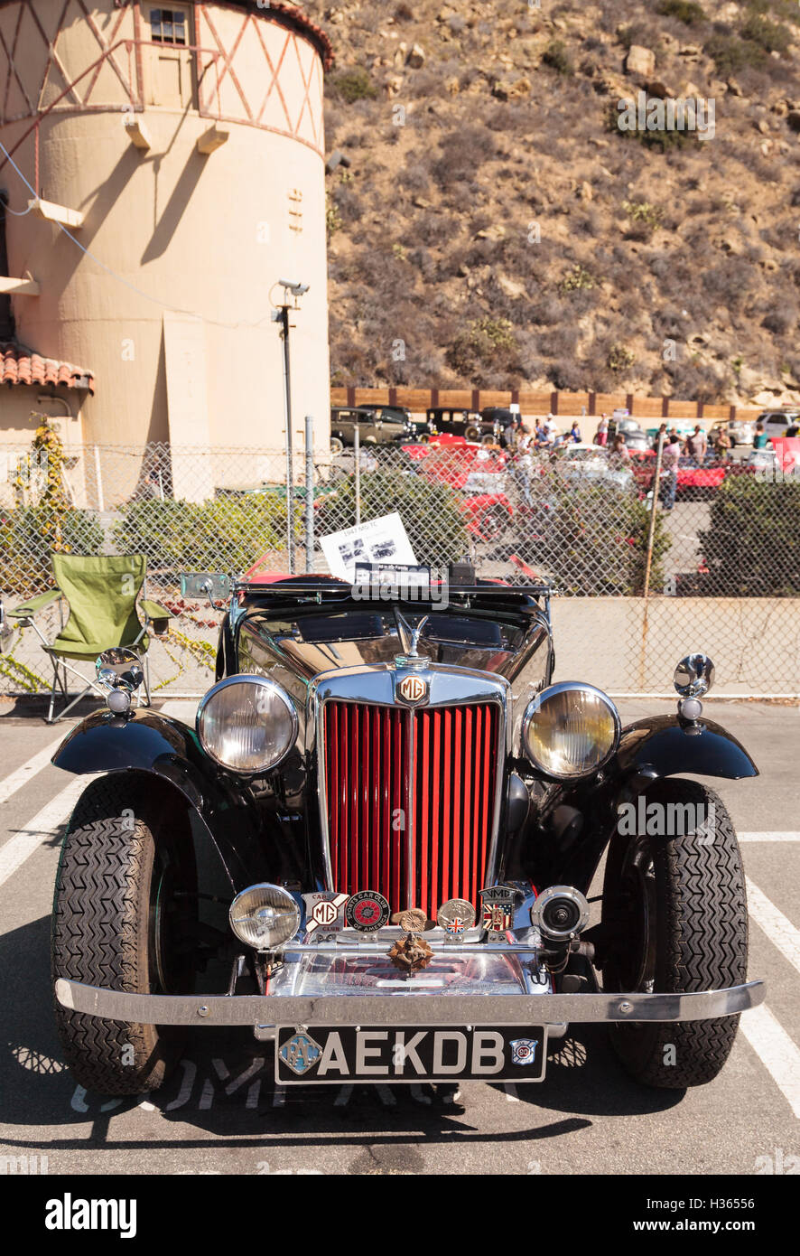 Laguna Beach, CA, USA - 2. Oktober 2016: Schwarz und rot 1947 MG TC Oldtimer, im Besitz von Tom Harkenrider und an die Rota angezeigt Stockfoto