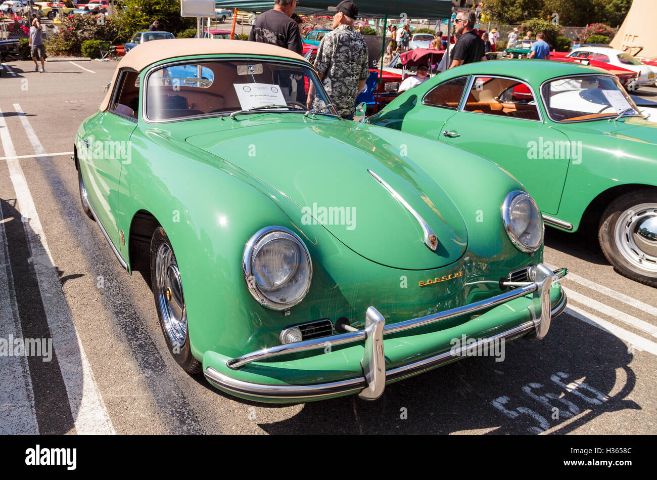 Laguna Beach, CA, USA - 2. Oktober 2016: Grüne 1957 Porsche 356 A Cabriolet im Besitz von Jonathan Greer und an die Rotary angezeigt Stockfoto