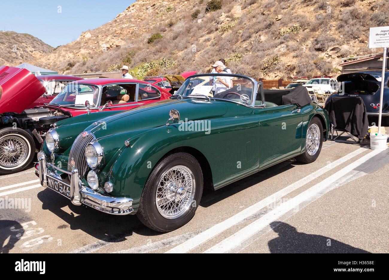 Laguna Beach, CA, USA - 2. Oktober 2016: Green 1958 Jaguar XK 150 Hathaway im Besitz und in der Rotary Club Laguna B angezeigt Stockfoto