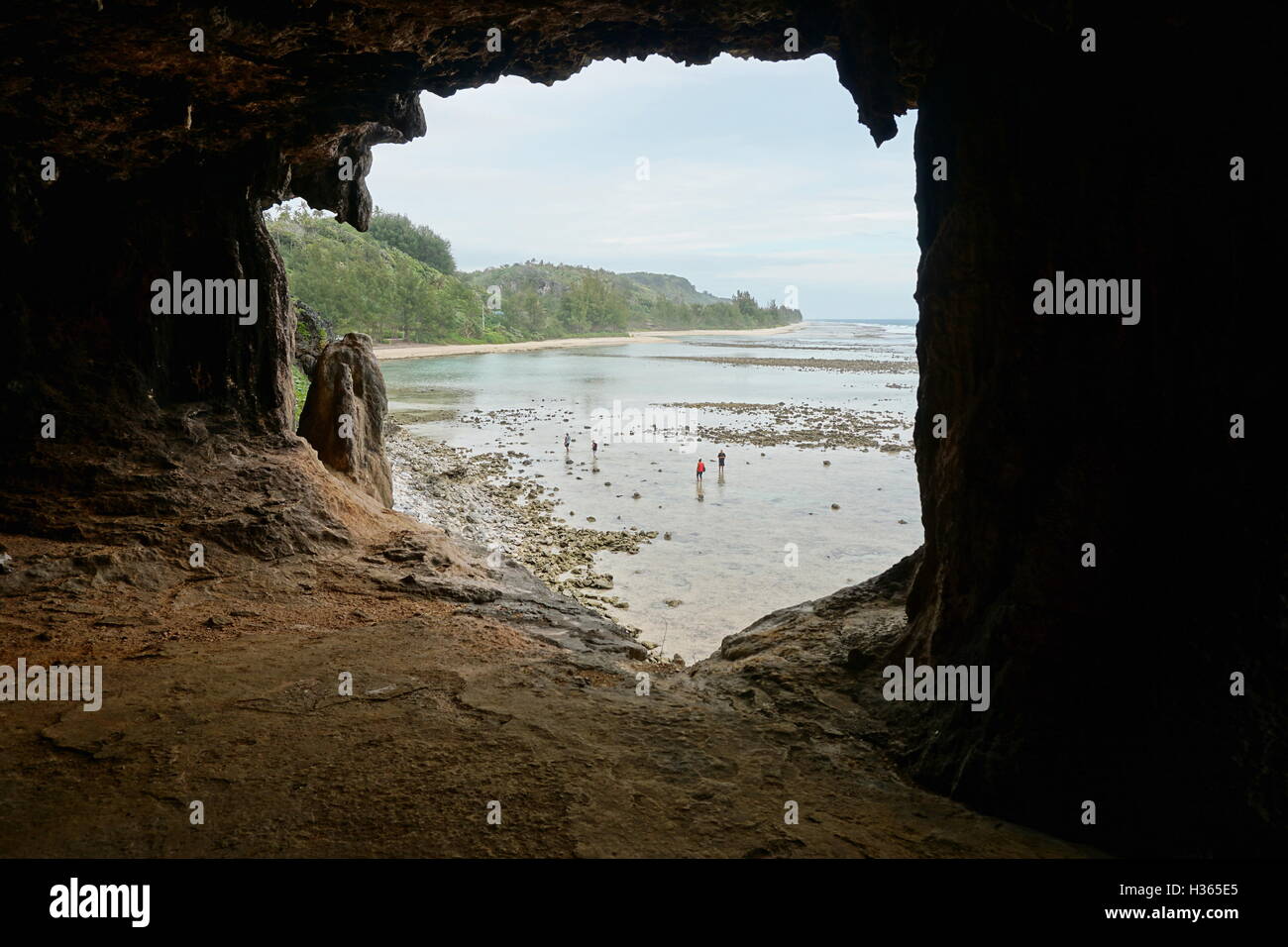 Küste mit Touristen gesehen von einer Höhle Eingang Rurutu, Pazifischer Ozean, Insel Austral-Inseln, Französisch-Polynesien Stockfoto