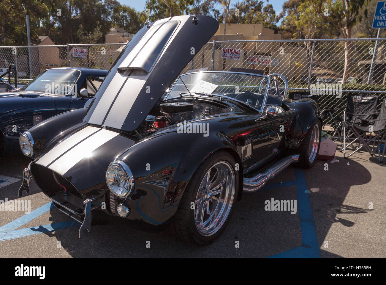 Laguna Beach, CA, USA - 2. Oktober 2016: Black And White 1965 Shelby Cobra im Besitz von Jay und Jean Weil und an die Rotar angezeigt Stockfoto
