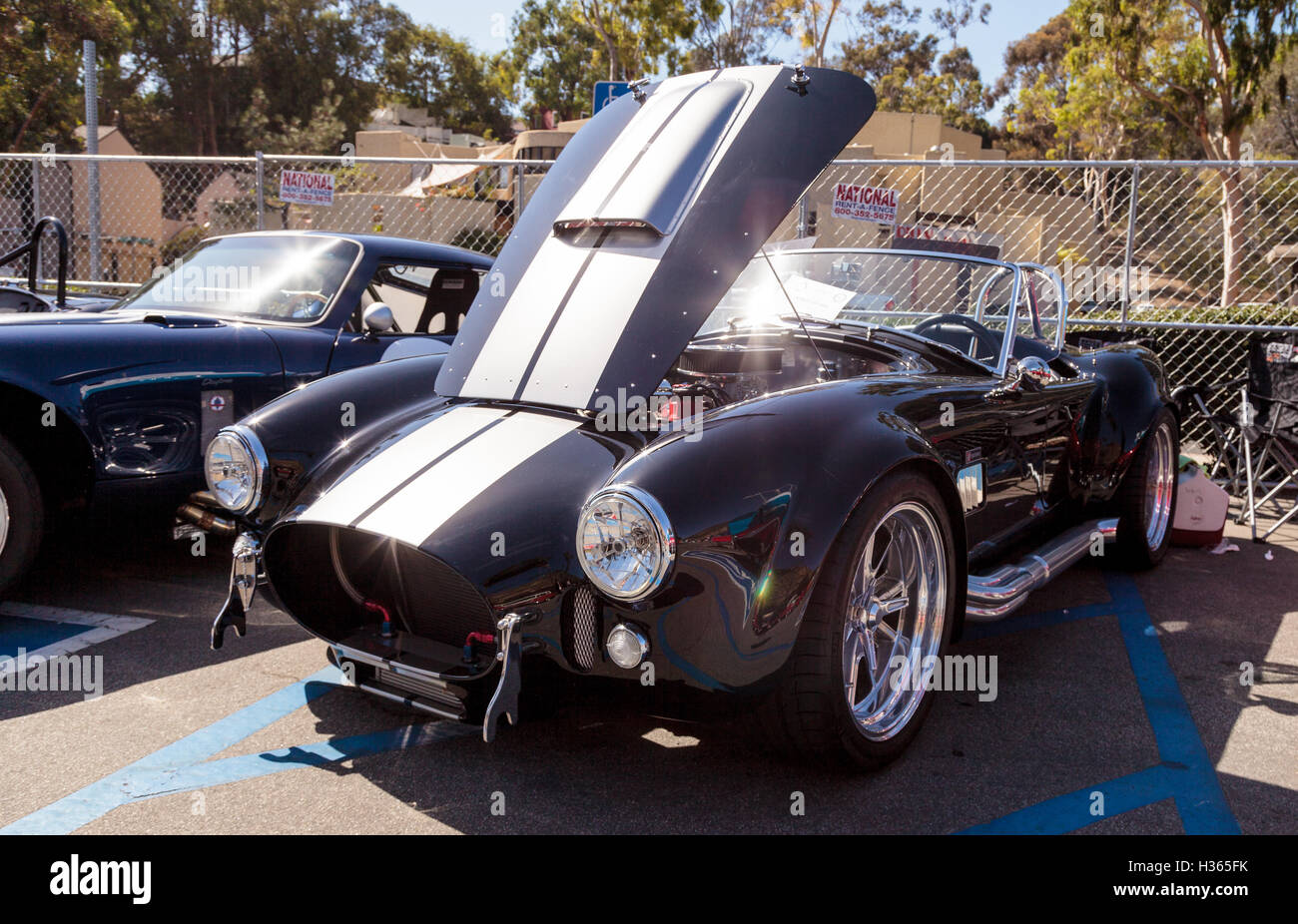 Laguna Beach, CA, USA - 2. Oktober 2016: Black And White 1965 Shelby Cobra im Besitz von Jay und Jean Weil und an die Rotar angezeigt Stockfoto