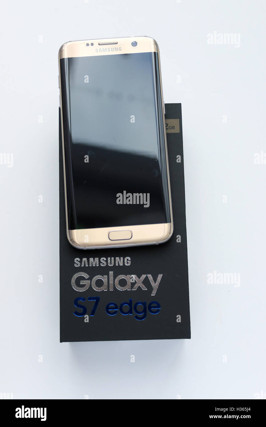 Samsung Galaxy S7 Rand in Blackbox Stockfoto