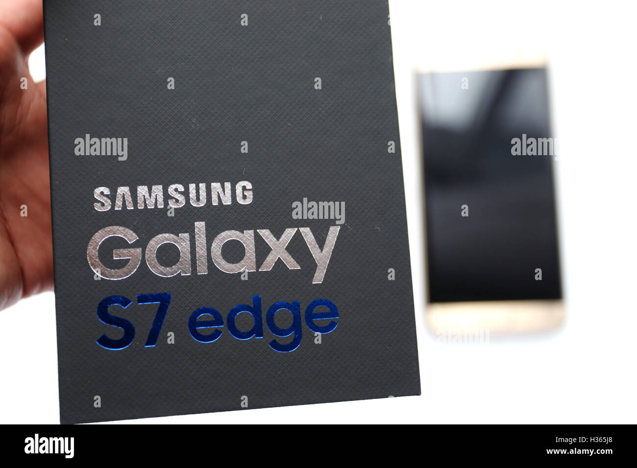 Nahaufnahme von Hand mit Samsung Galaxy S7 Rand in Blackbox Stockfoto