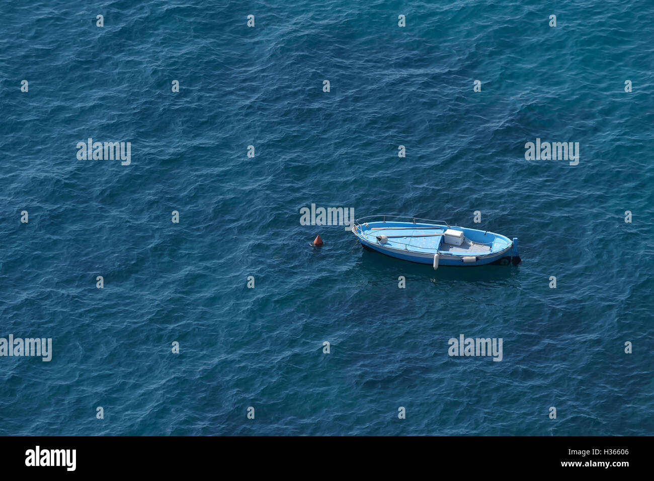 Luftaufnahme der ein blaues Boot auf eine klare blaue Meerwasser Stockfoto