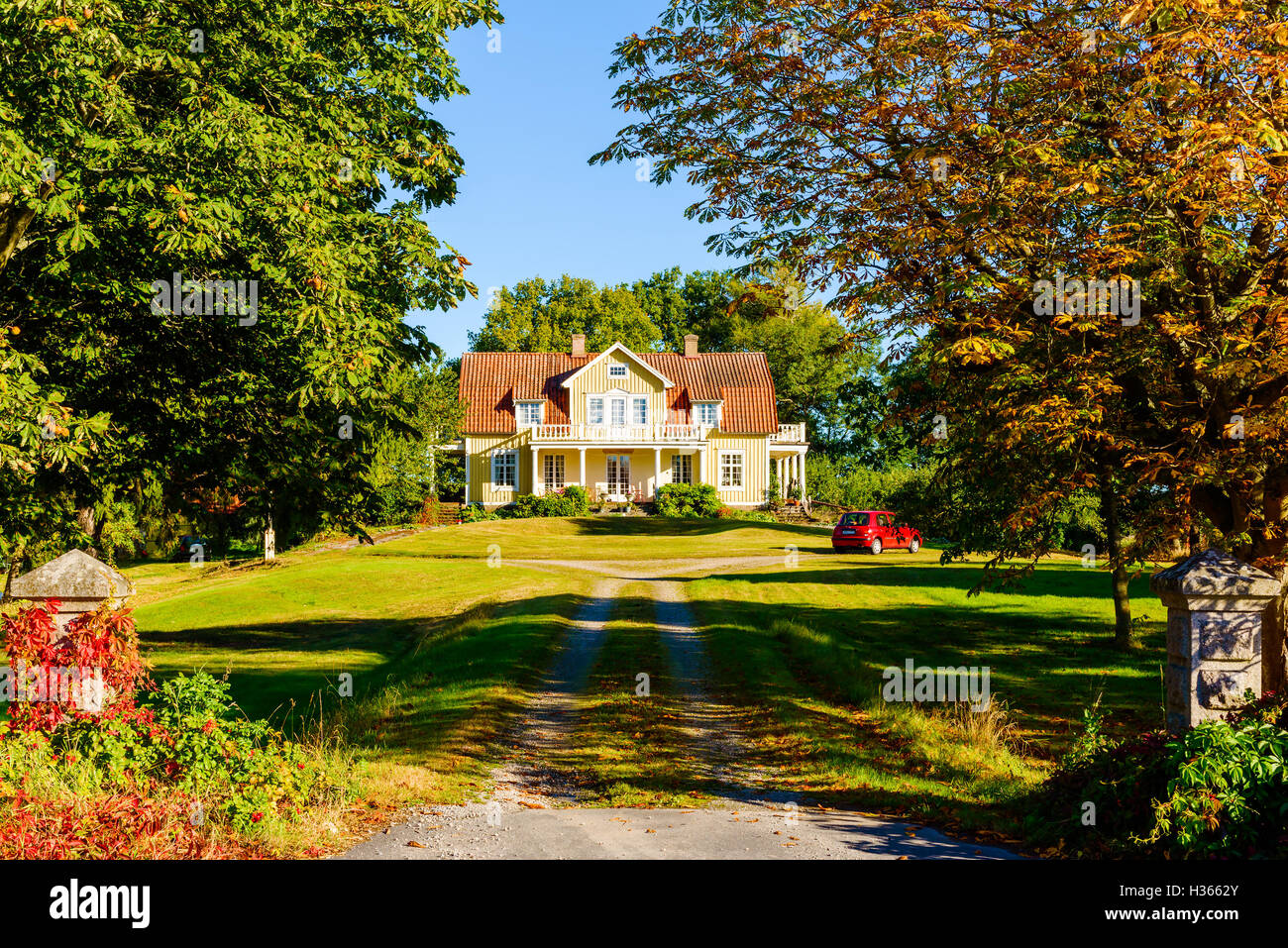 Elleholm, Schweden - 4. Oktober 2016: Ökologische Dokumentation über den Lebensstil der schwedischen Landschaft im Herbst. Hier eine gelbe mansio Stockfoto