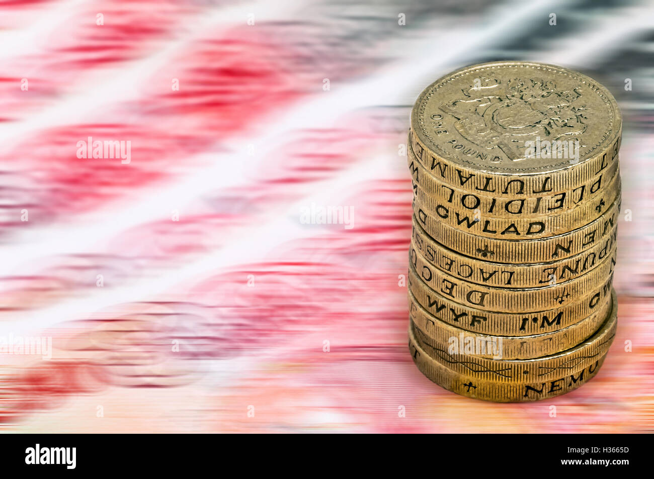 Sterling Pfund Abschreibungen Abwertung Reduktion Wert Konzept Makro Nahaufnahme bei UK Währung Stapel von 1 Pfund-Münzen Stockfoto