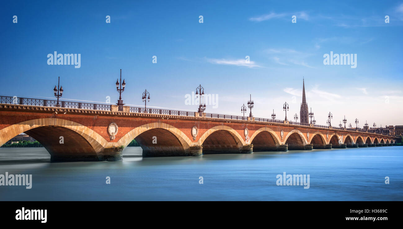 Pont de Pierre Brücke mit Kathedrale St-Michel, Bordeaux, Frankreich Stockfoto