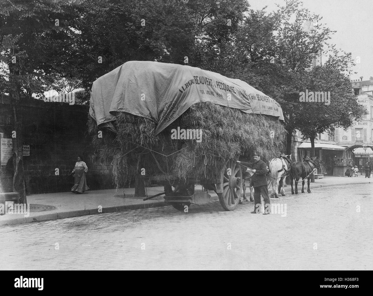 Suche einen Stroh Wagen nach Schmuggelware in Paris, 1911 Stockfoto