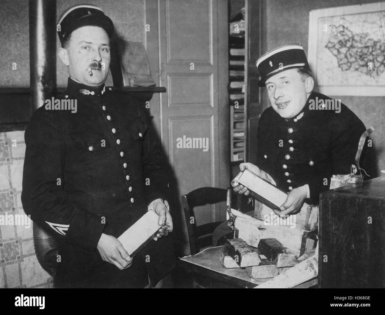 Polizisten mit den gefundenen Goldbarren in Oisemont, 1935 Stockfoto