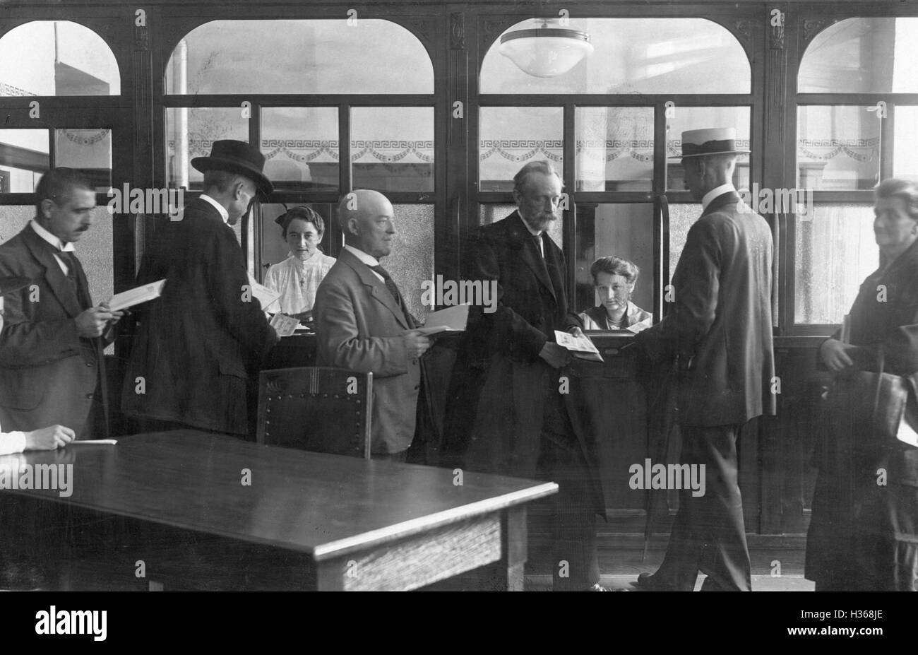 Kunden in einer Sparkasse in Berlin, 1917 Stockfoto