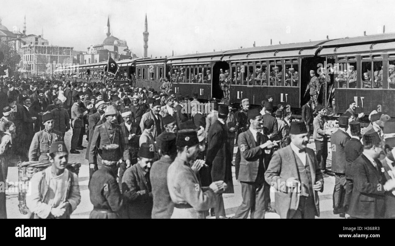 Türkische Truppen auf dem Weg an die Westfront im Krieg gegen Griechenland Stockfoto