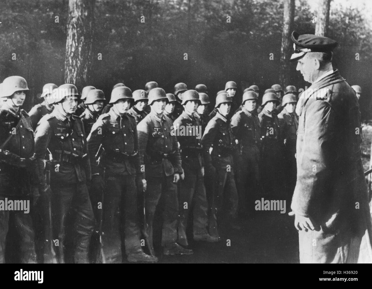 Karl Doenitz mit Soldaten an der Front östlich von Berlin, 1945 Stockfoto