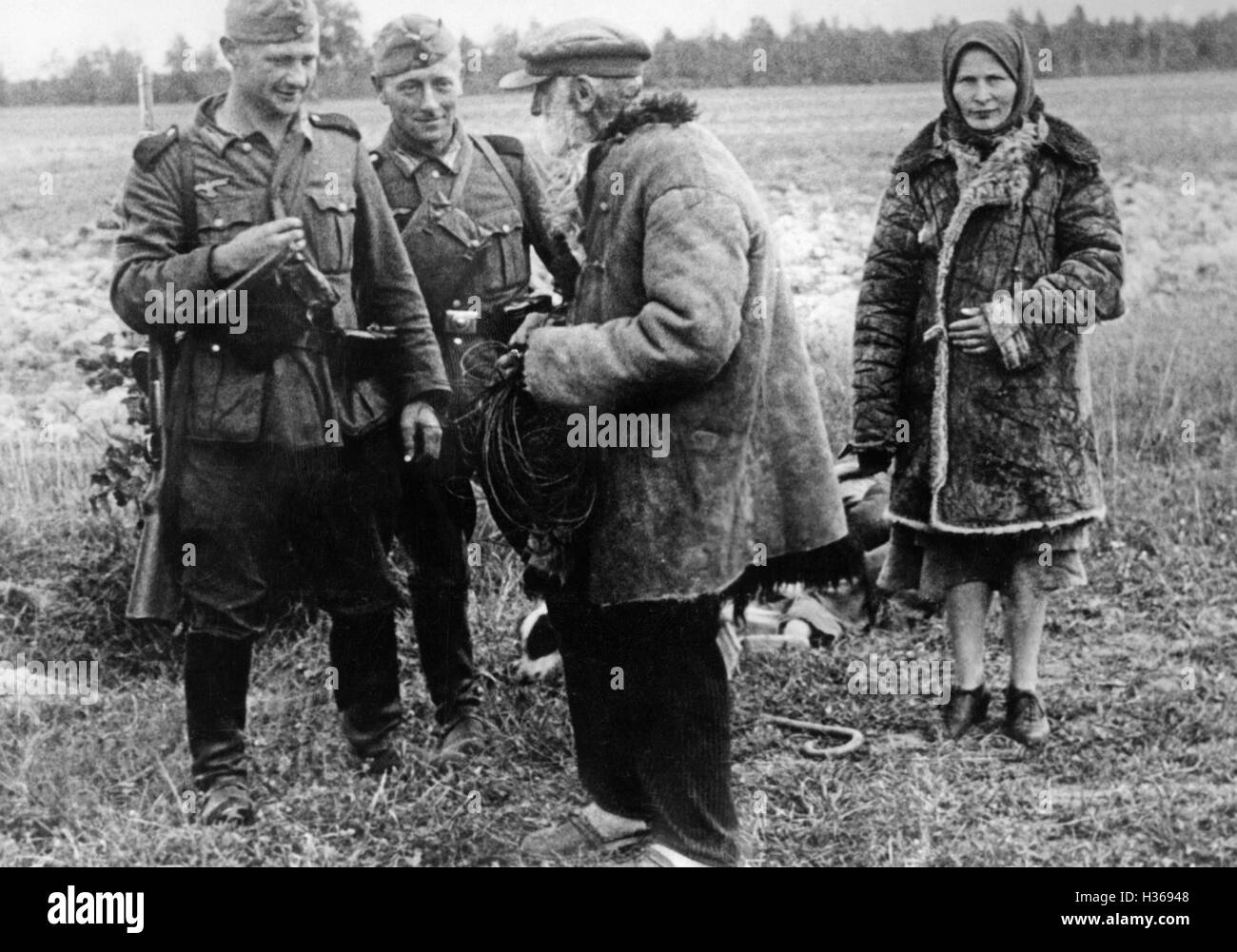 Deutsche Soldaten mit deutschen in Wolhynien, 1941 Stockfoto
