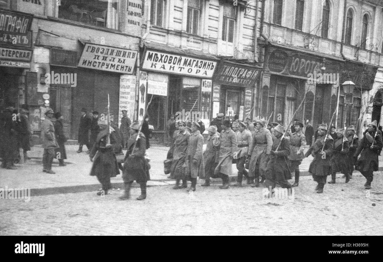 Ukrainische Soldaten mit gefangenen Soldaten der Roten Armee, 1918 Stockfoto