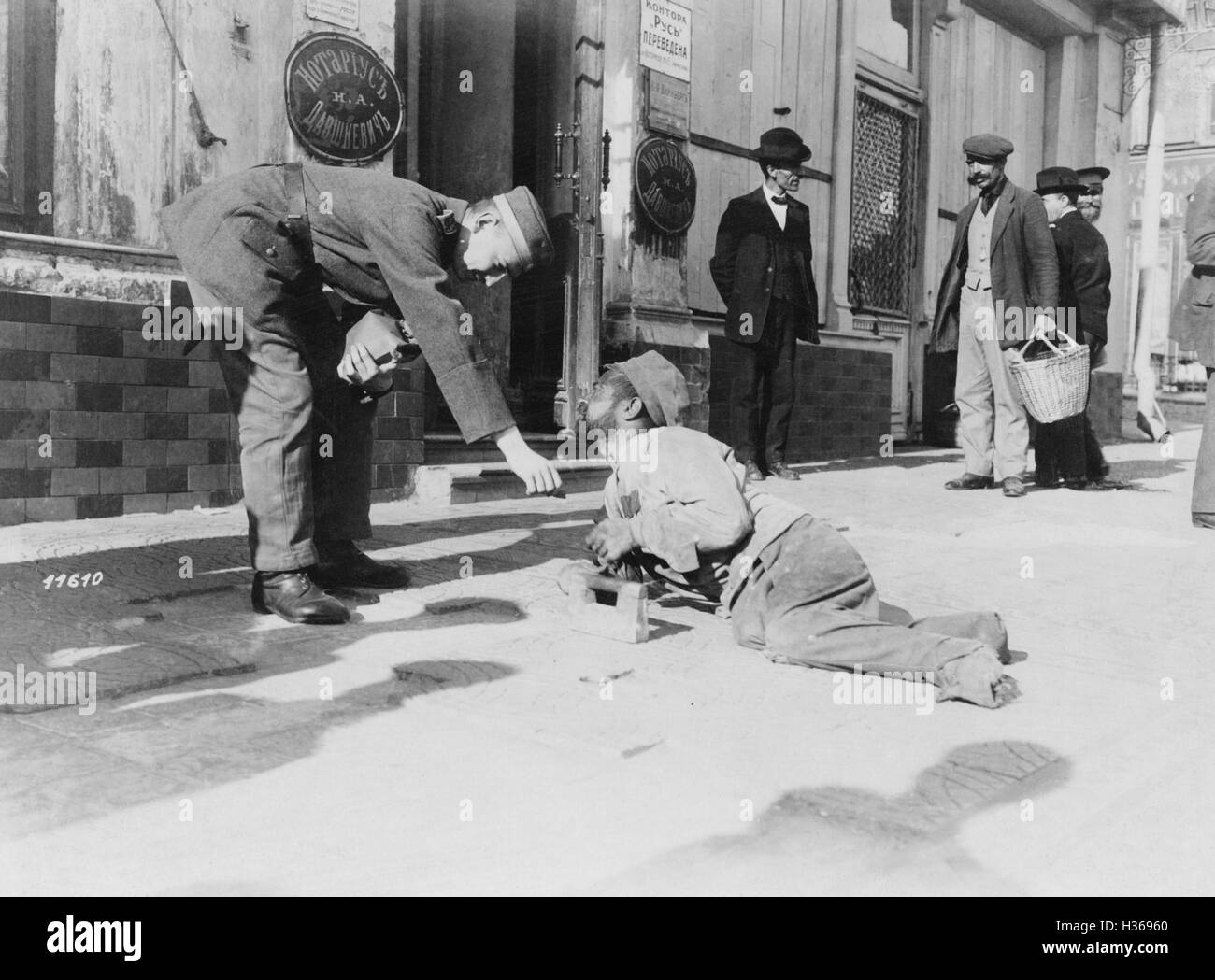 Deutscher Soldat mit einem Bettler in Charkow, 1918 Stockfoto