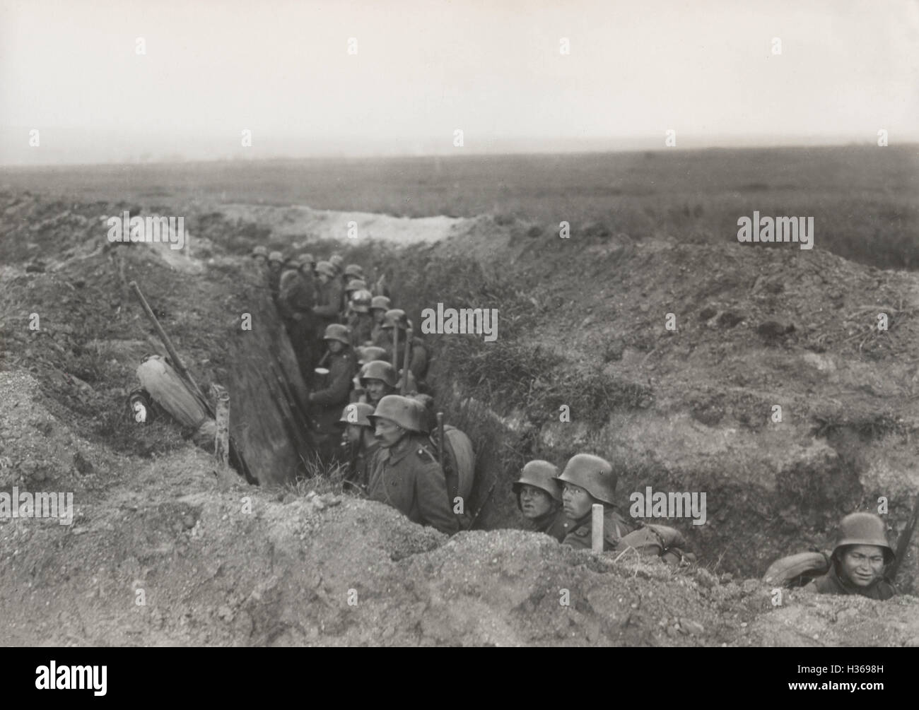 Deutsche Soldaten in einem Graben bereit zum Angriff, 1918 Stockfoto