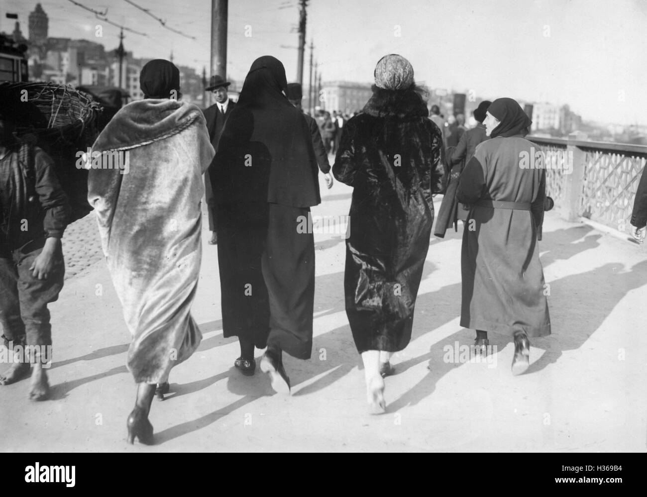 Passanten in Istanbul, 1929 Stockfoto