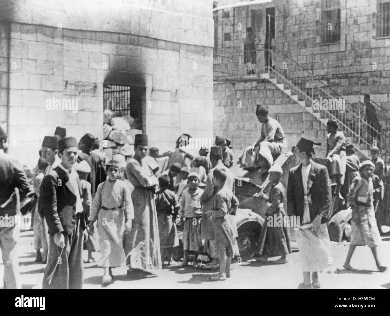 Kinder spielen auf einem zerstörten britische Panzerwagen in Hebron, 1938 Stockfoto