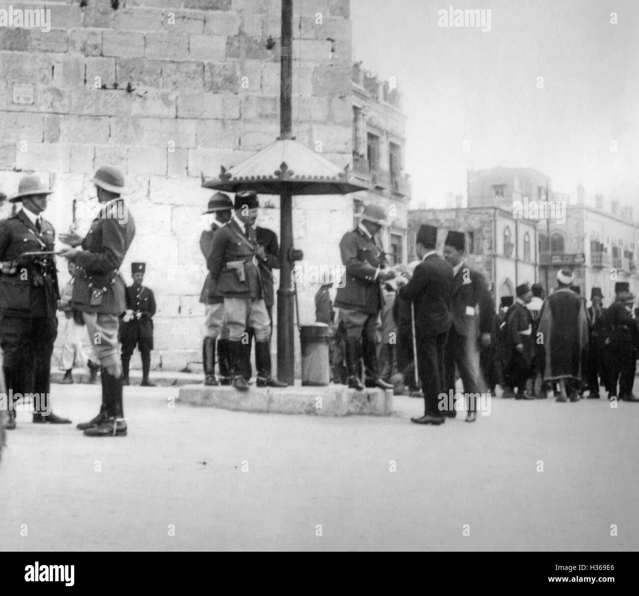 Britische Soldaten in einem arabischen Prozession durch Jerusalem, 1930 Stockfoto
