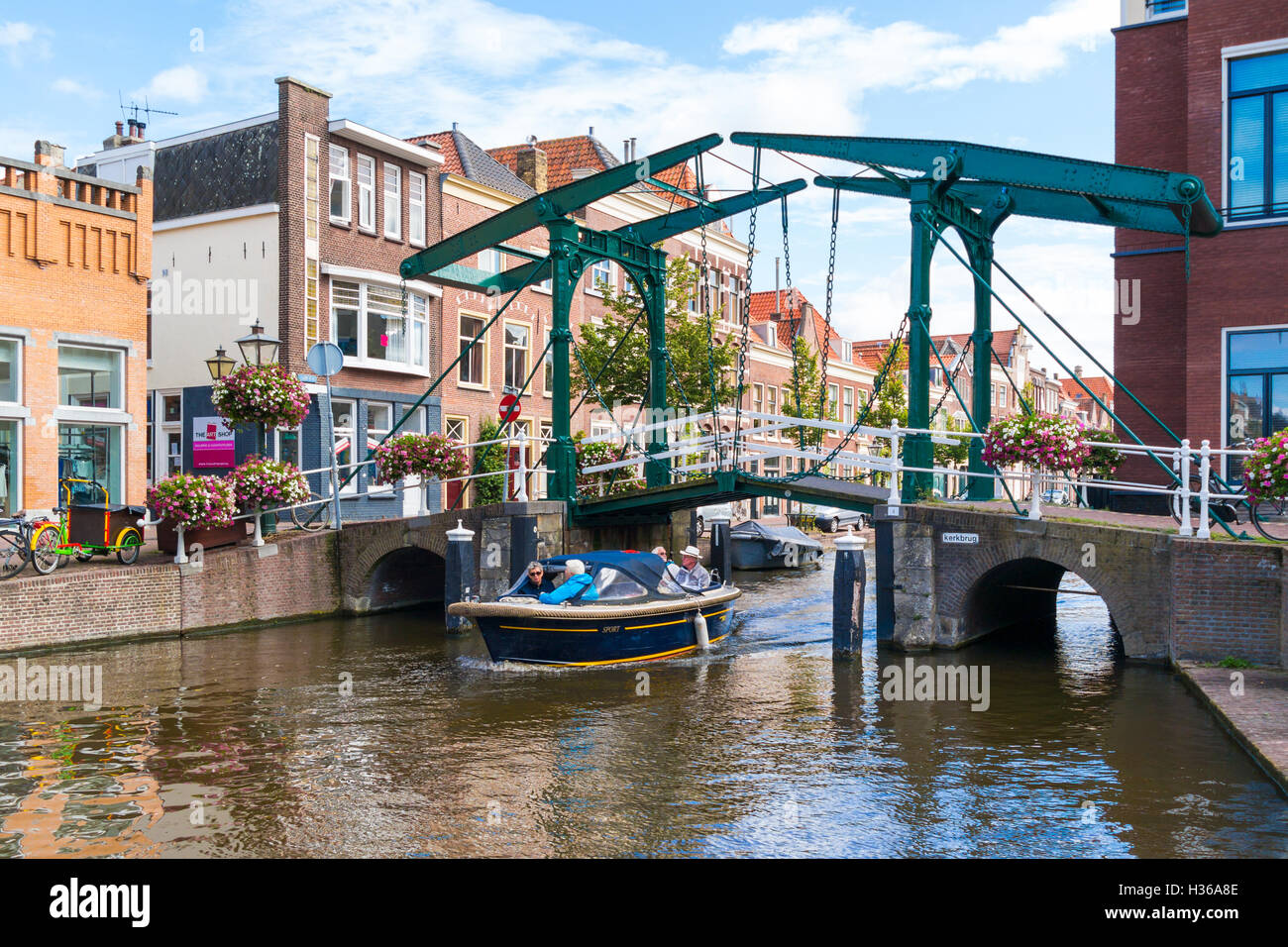 Menschen kreuzen in Barge unter Zugbrücke über alt-Rhein-Kanal in alte Stadt von Leiden, Südholland, Niederlande Stockfoto