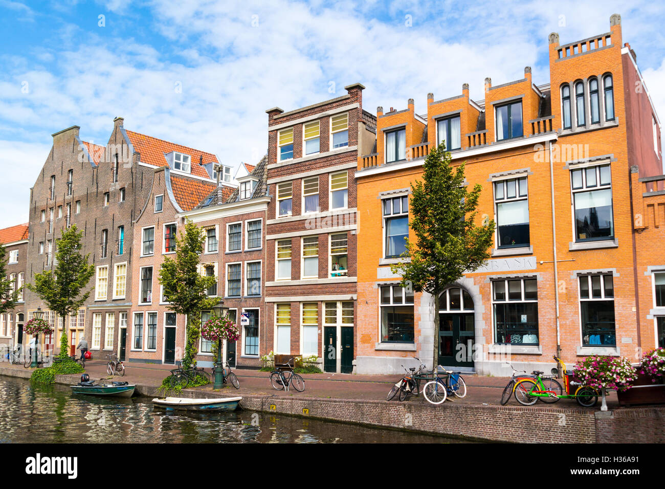 Reihe von historischen Häusern und Lagerhäusern am Kai des alten Rhein Kanal in alte Stadt von Leiden, Südholland, Niederlande Stockfoto