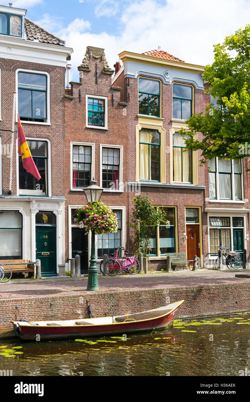 Giebel der historischen Häuser am Rapenburg Kanal in der alten Stadt von Leiden, Südholland, Niederlande Stockfoto