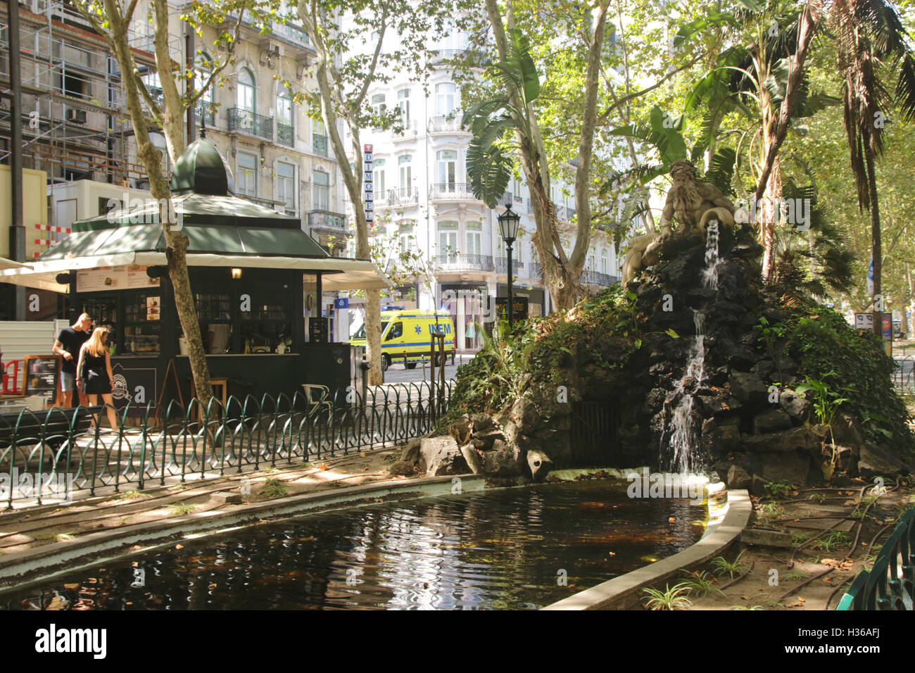 Baum schattierten Teich Avenida da Liberdade-Lissabon-Portugal Stockfoto