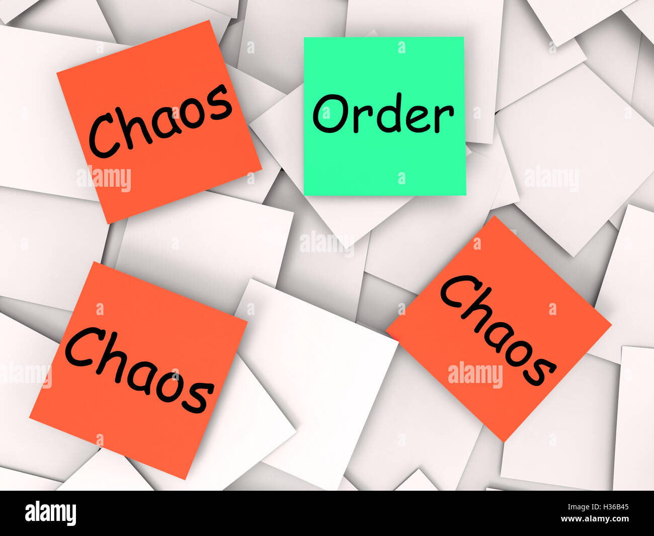 Ordnung Chaos Post-It Notes bedeuten ordentlich oder chaotisch Stockfoto