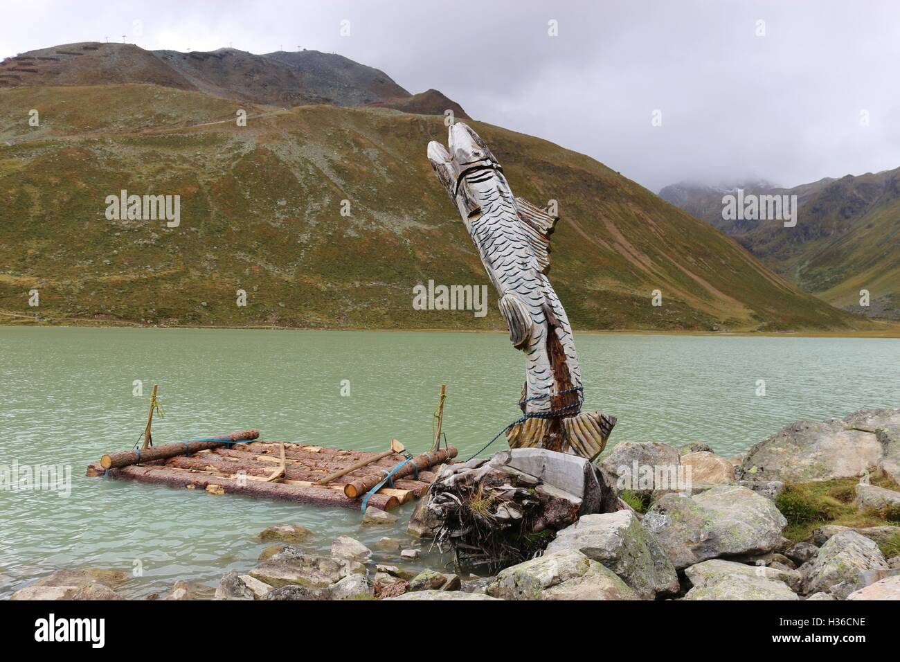 See-Rifflsee und Skulptur eines Fisches im Pitztal im Tiroler Alpen, Österreich, Europa. Stockfoto