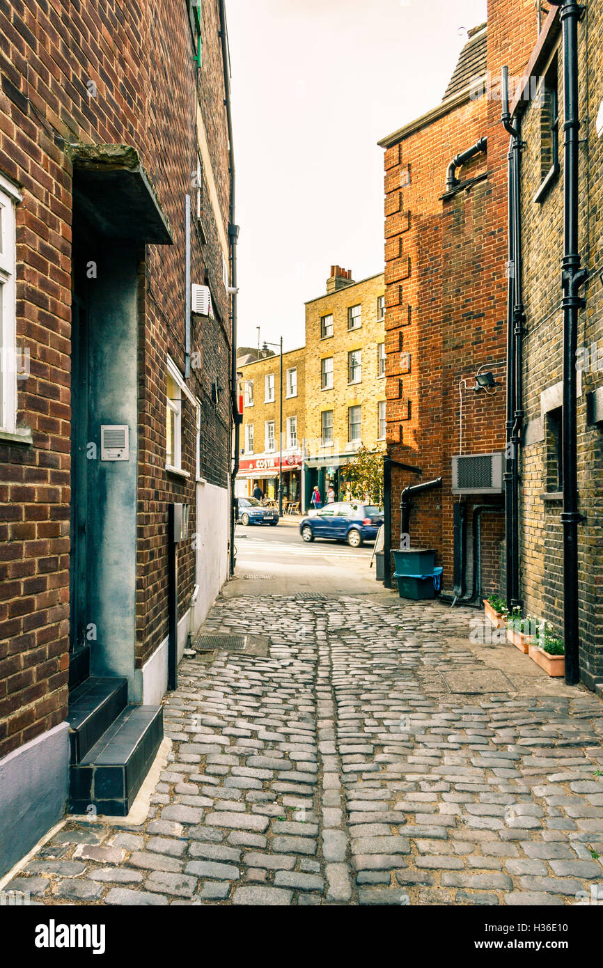 Eine schmale Straße mit Kopfsteinpflaster in Highgate, London, UK Stockfoto