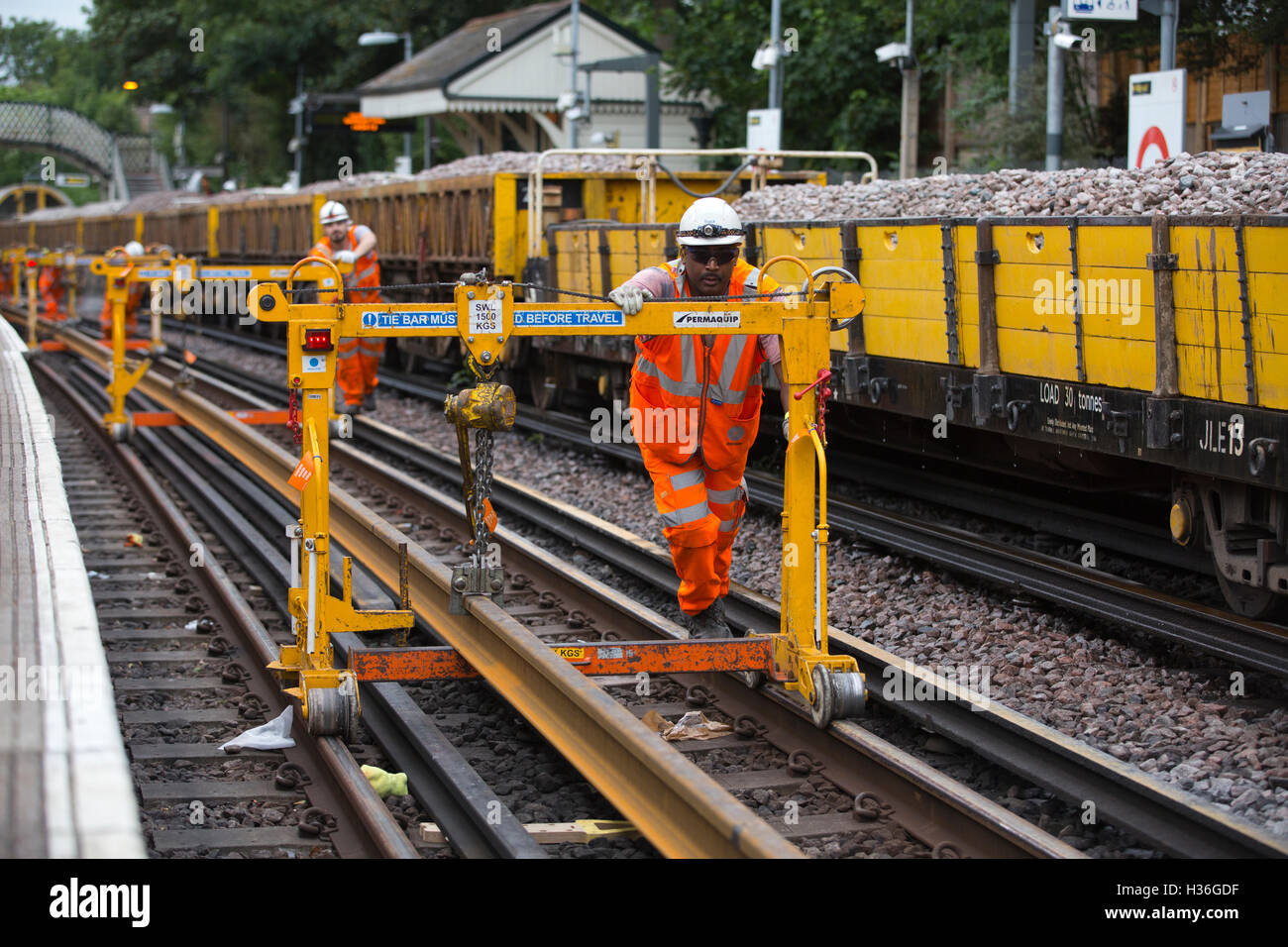 Londoner U-Bahn Ingenieure arbeiten an der Northern Line verfolgen Ersatz, Londoner U-Bahn Gleis, London, UK Stockfoto
