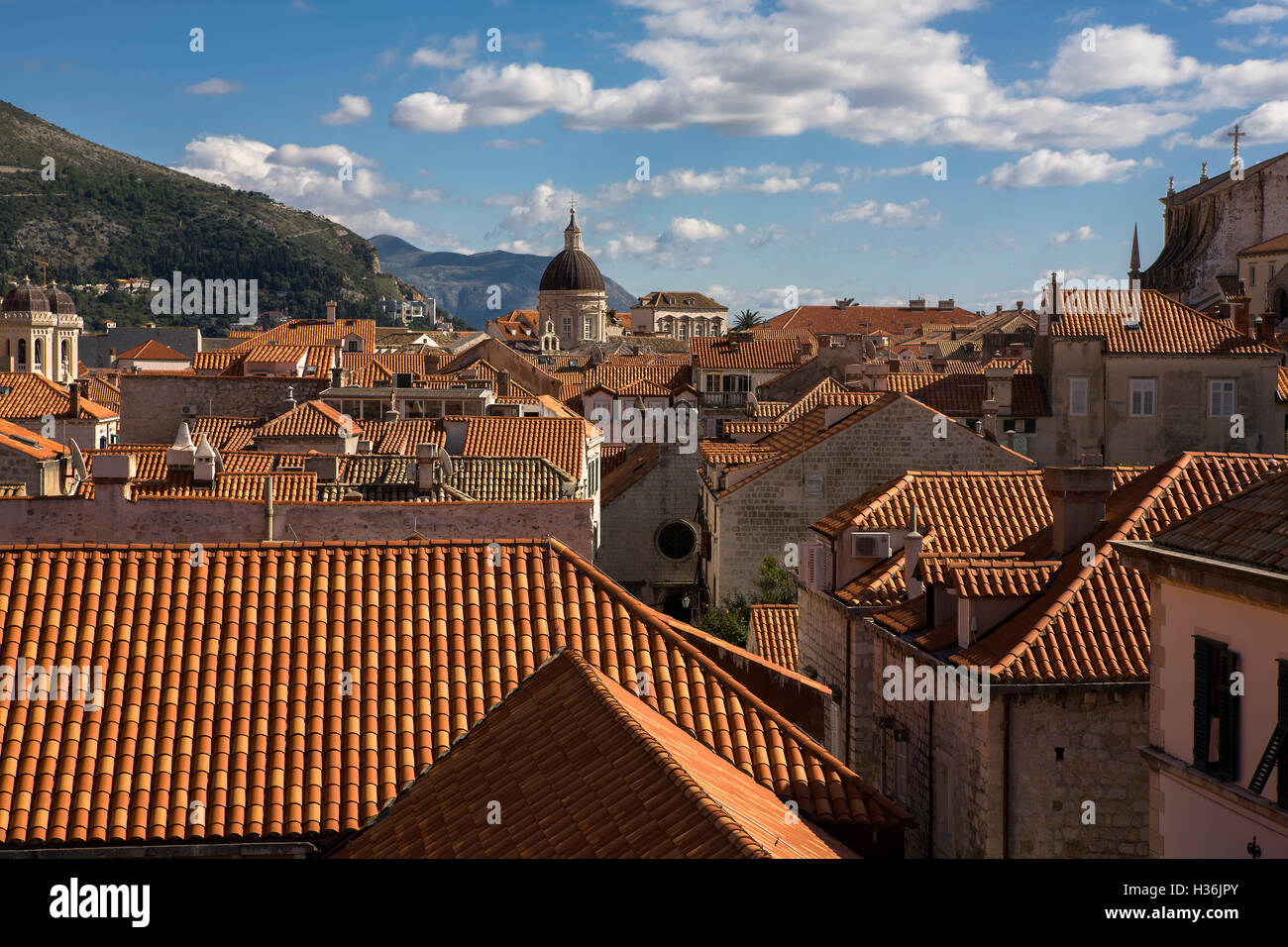 Die Dächer der Altstadt (Starigrad) von der Stadtmauer über Za Rokom, Dubrovnik, Kroatien Stockfoto