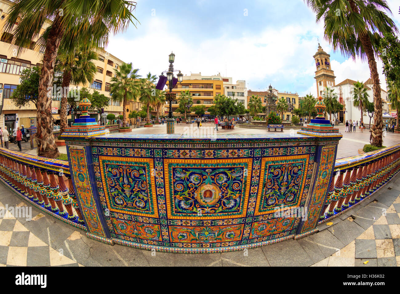 Detail der Umrandung Plaza Alta in Algeciras, hell mit Sevilla Keramik verziert.  Fish eye Perspektive. Stockfoto