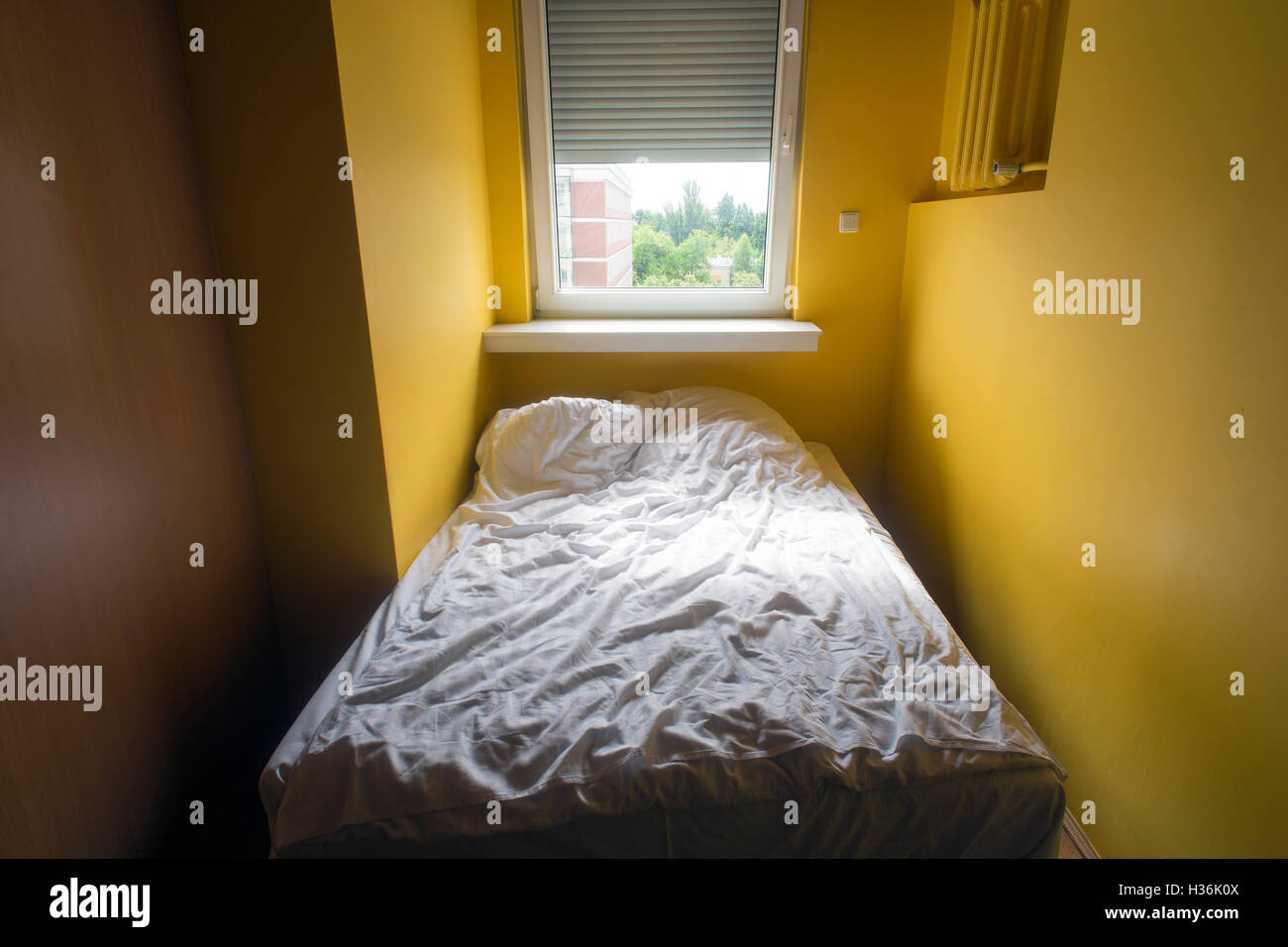weiße Wäsche im Bett zerknittert Fenster geöffnet mit der Hälfte bis zum Morgen Stockfoto