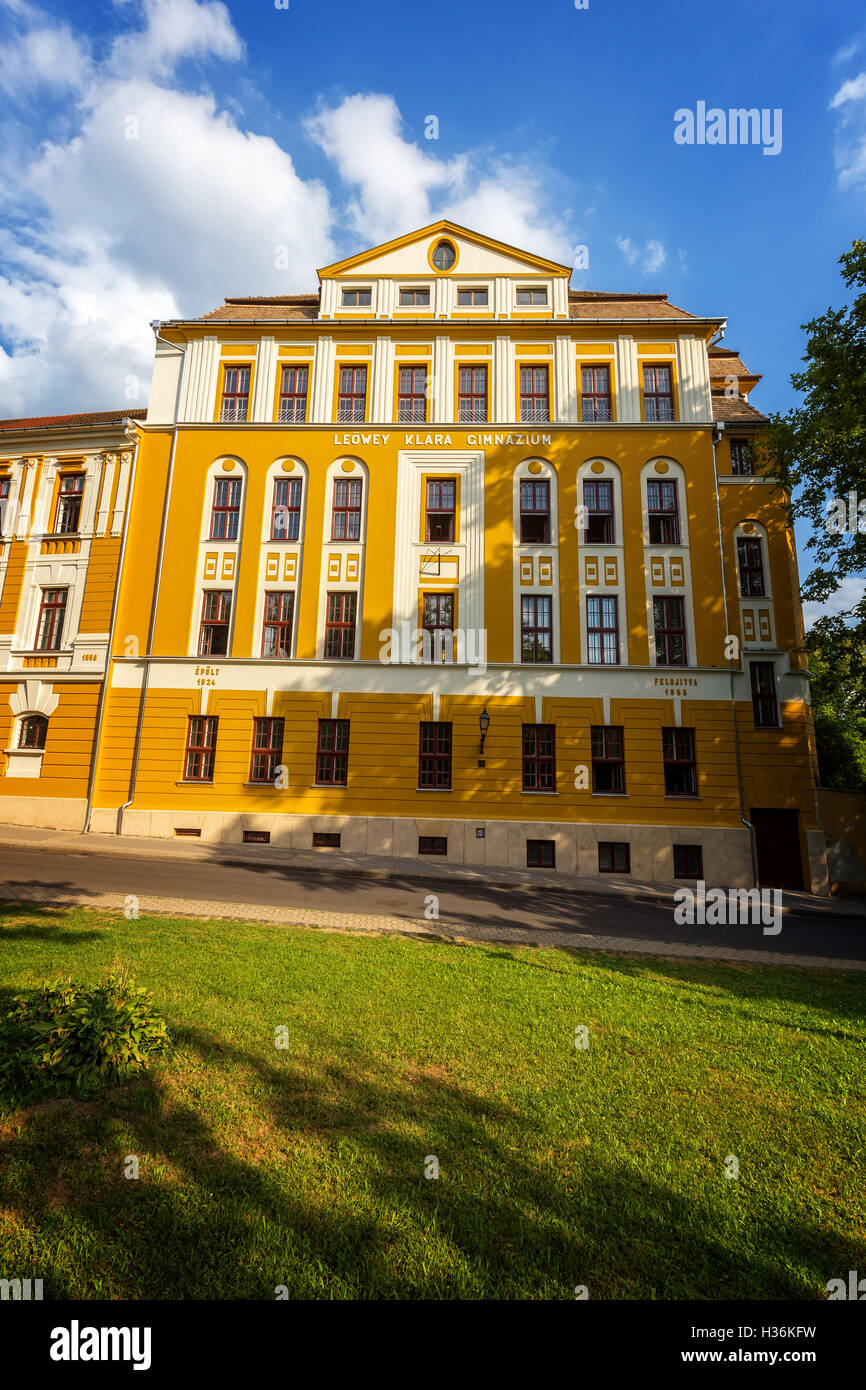 Alte Gebäude in der Stadt Pecs in Ungarn, High Scool Loewey Klara, 16. august 2016 Stockfoto