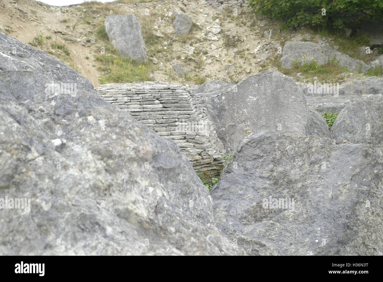 Blick durch die Lücke im Felsen einige Kunstwerke in Tout Steinbruch, Portland, Weymouth. Stockfoto