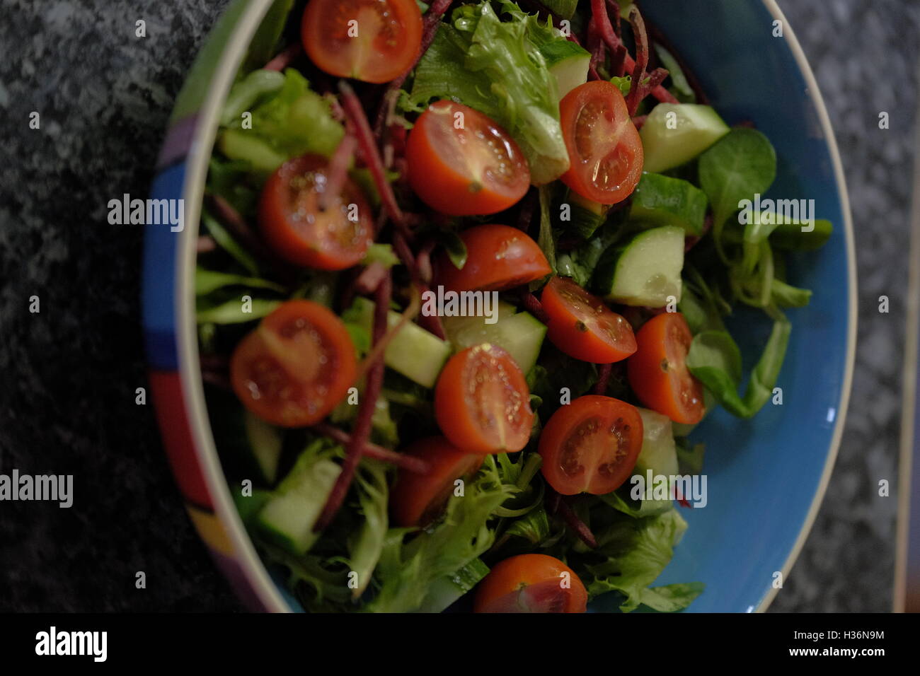 Tomate, Gurke und gemischter Blattsalat (müssen 90 Grad drehen) Stockfoto