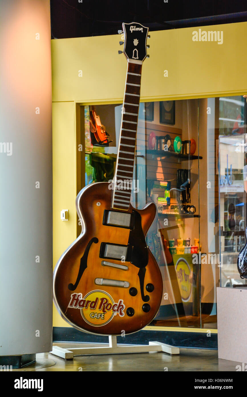 Interior Lobby des berühmten Hard Rock Cafe mit einer übergroßen Replik einer Gibson-Gitarre mit Logo auf der Beale Street in Memphis TN Stockfoto
